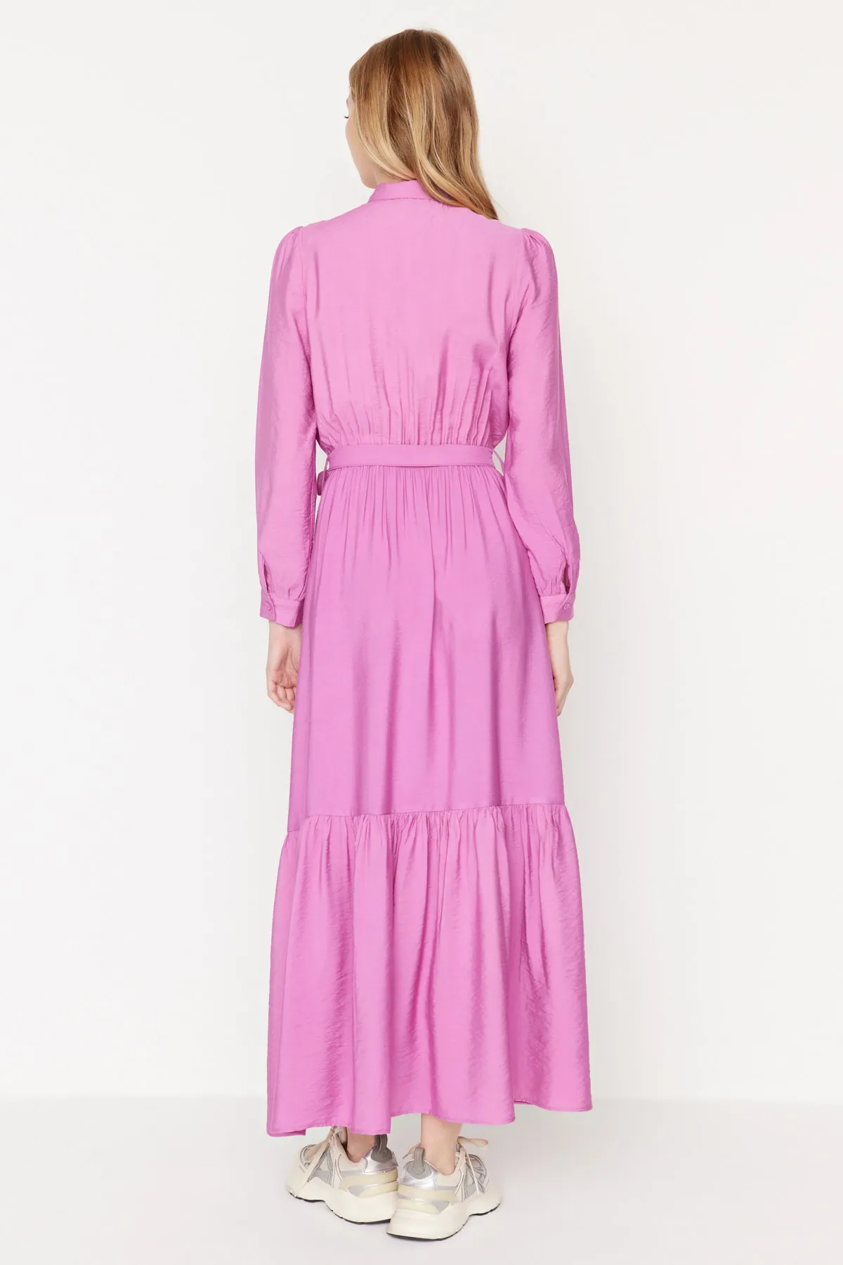 Trendyol Modest  Rosa Hemdblusenkleid aus Webstoff mit Gürtel an den Schultern, detailliertem Rock und Volant TCTSS21EL3887