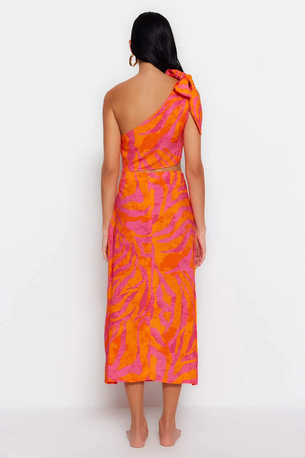 Trendyol Collection  Abstrakt gemustertes, gewebtes Maxi-Strandkleid mit Ausschnitt/Fenster und einer Schulter TBESS23EL00271