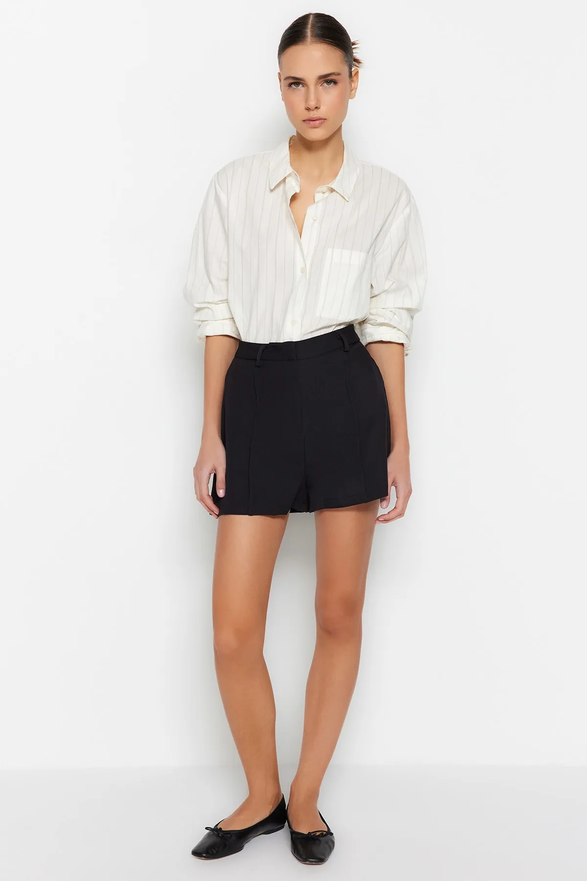 Trendyol Collection  Schwarze Shorts aus gewebtem Rippenmuster TWOSS23SR00079