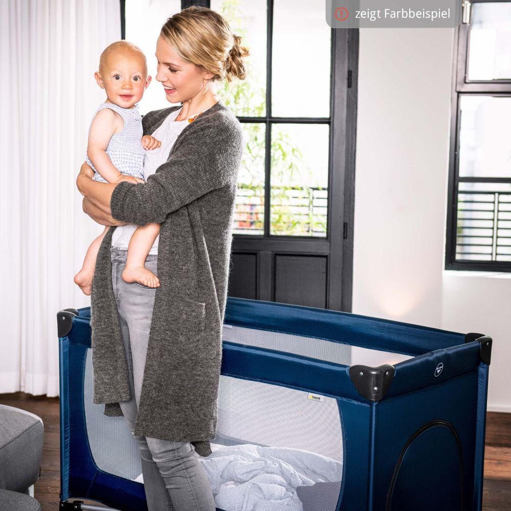 Hauck Baby-Reisebett Dream'n Play Plus - Grey, 3-tlg., Kinderreisebett mit Reisebett Matratze, Moskitonetz Tasche & Einstieg