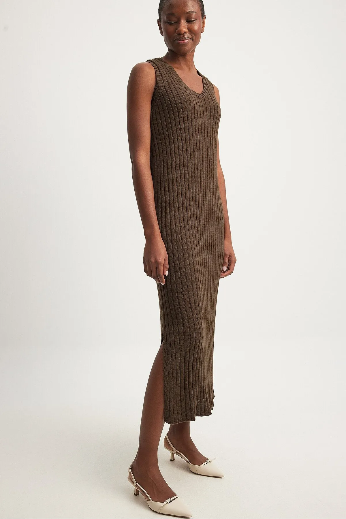 NA-KD  Rippstrick-Midikleid mit V-Ausschnitt
