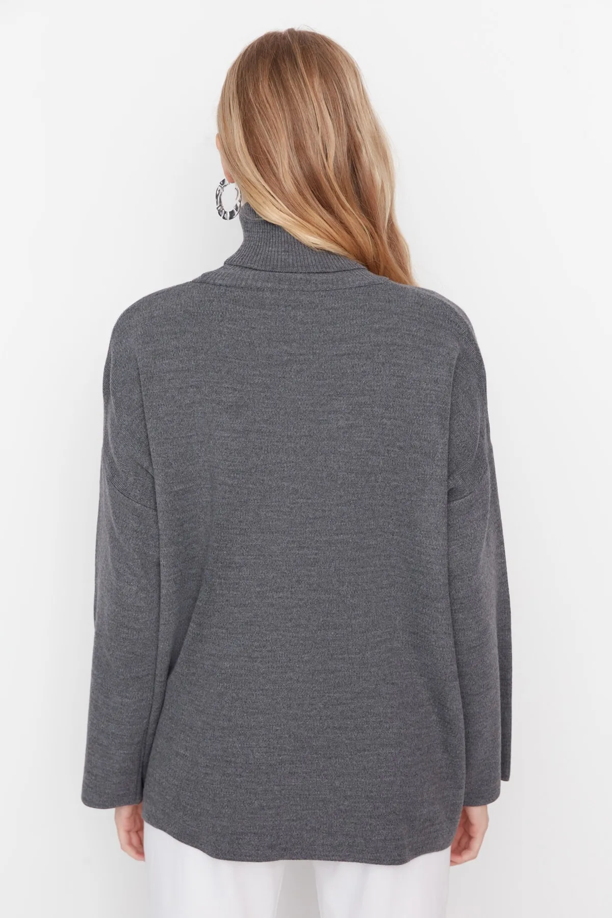 Trendyol Collection  Grauer Basic-Strickpullover mit weiter Passform TWOAW23KZ00206