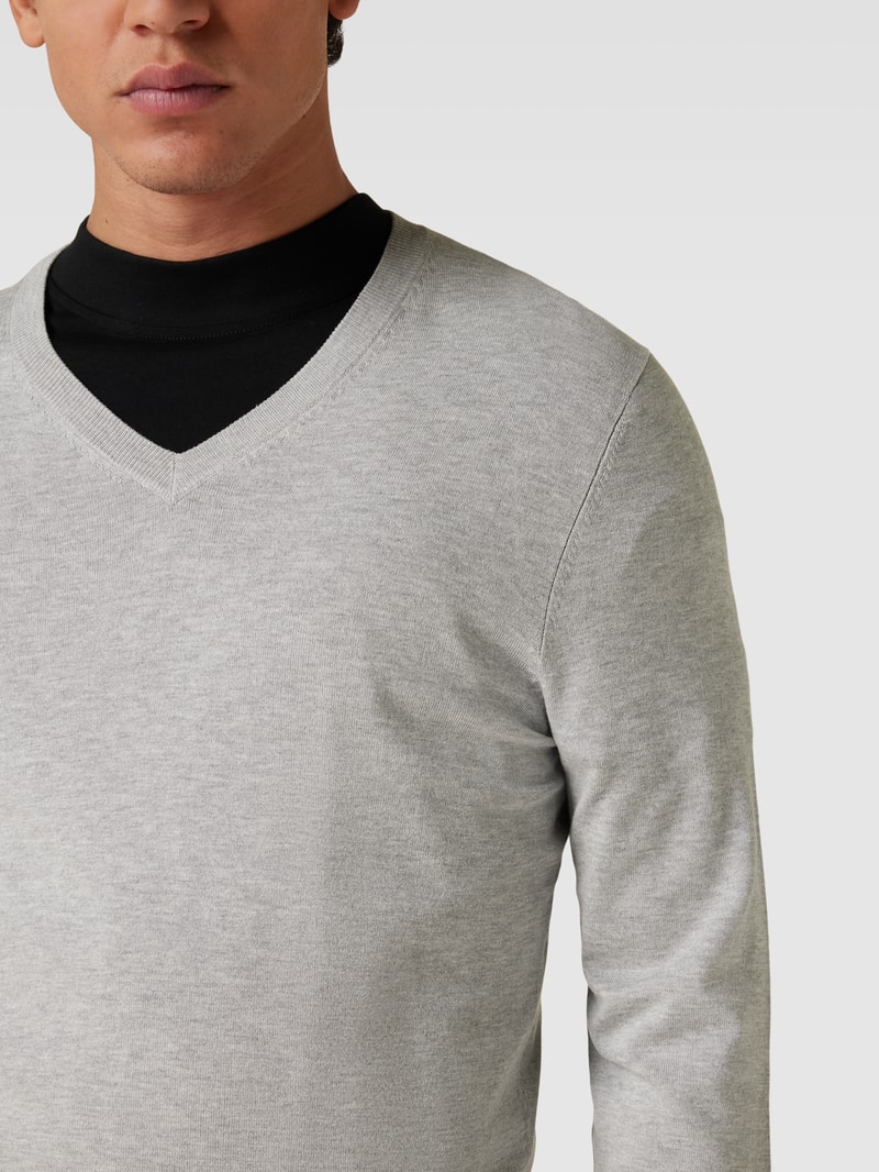 Strickpullover mit geripptem V-Ausschnitt in hellgrau meliert