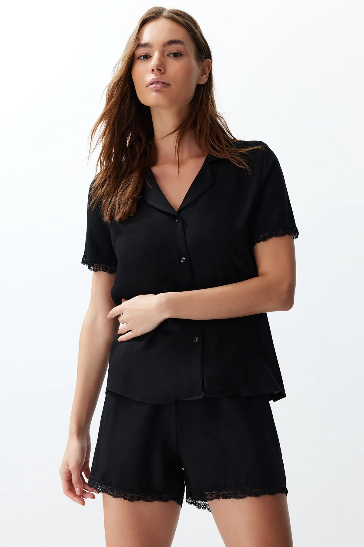 Trendyol Collection  Schwarzes Pyjama-Set aus gewebter Viskose mit Spitzendetails THMSS24PT00181