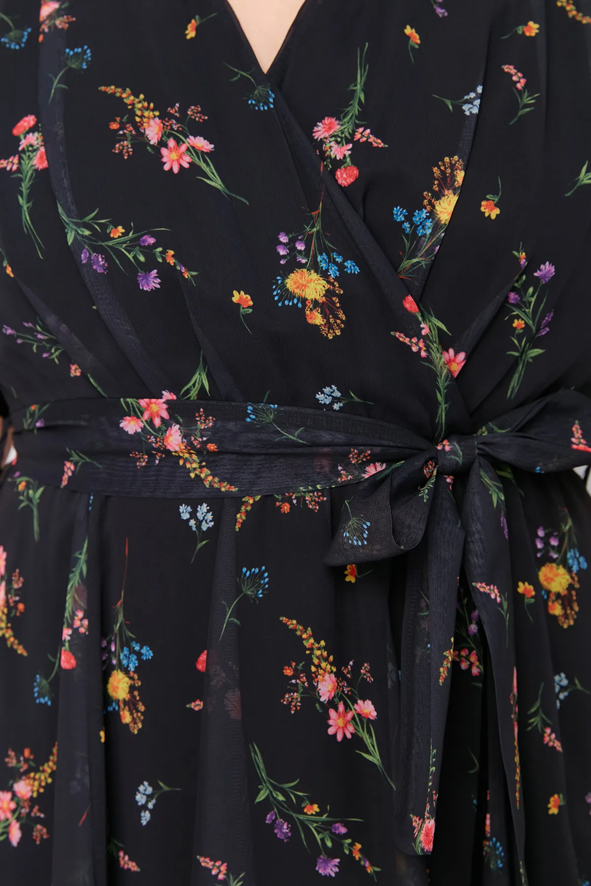 Trendyol Curve  Mehrfarbiges, zweireihiges Chiffon-Gewebekleid mit Blumendruck TBBSS24AH00154