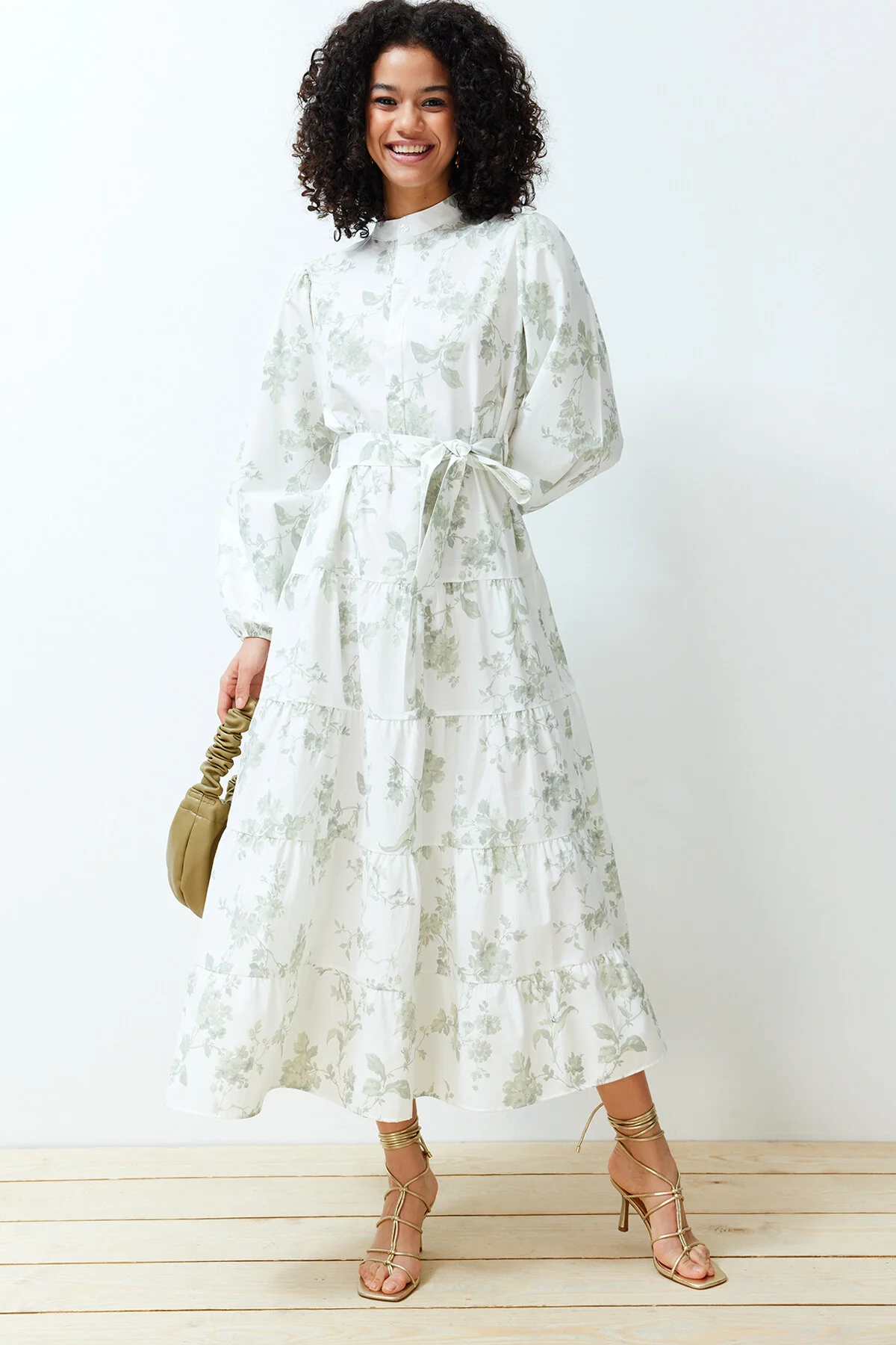Trendyol Modest  Ecrufarbenes, gewebtes Kleid aus Popeline mit Stehkragen und Blumengürtel TCTSS24EB00153