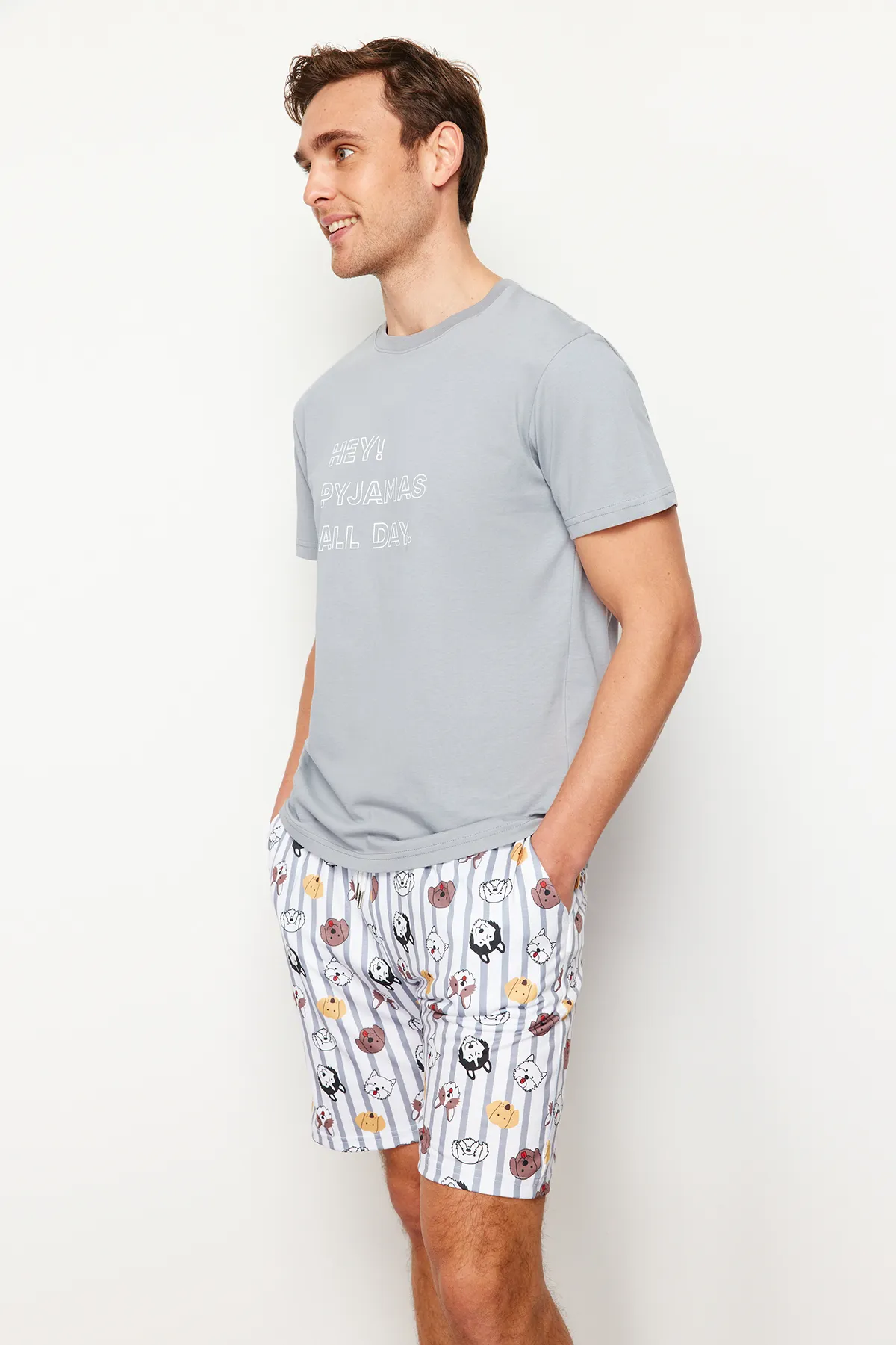 Trendyol Collection  Graues, normal geschnittenes, bedrucktes Pyjama-Set mit Shorts und Shorts TMNSS23PT00000