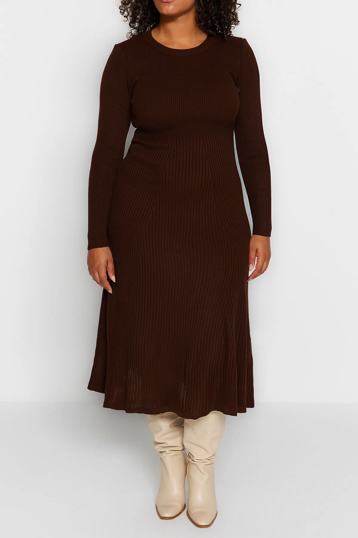 Trendyol Curve  Braunes Midi-Strickkleid mit Rundhalsausschnitt TBBAW24AH00021