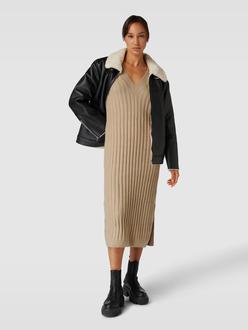 Strickkleid mit V-Ausschnitt und Seitenschlitzen in beige
