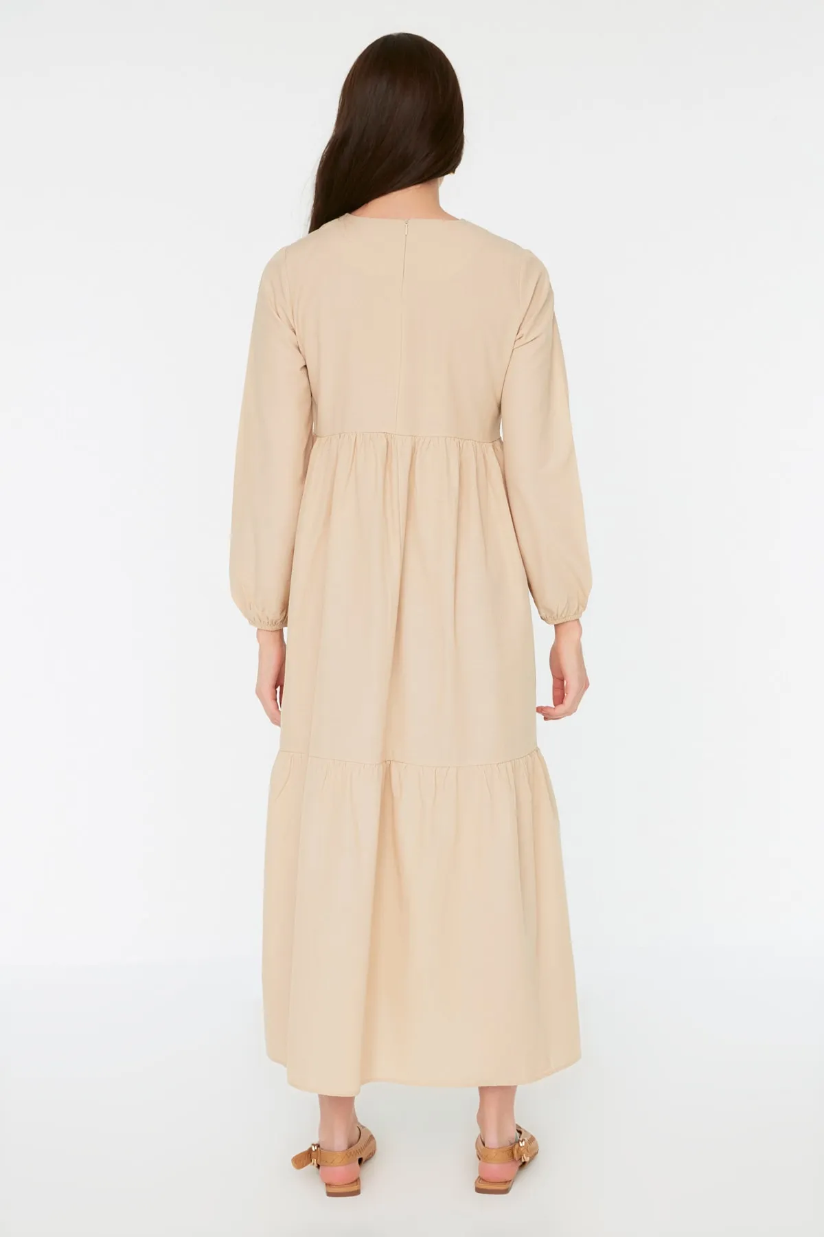 Trendyol Modest  Beiges, gewebtes Kleid aus Baumwolle mit weitem Schnitt und Raffung TCTSS21EL3406