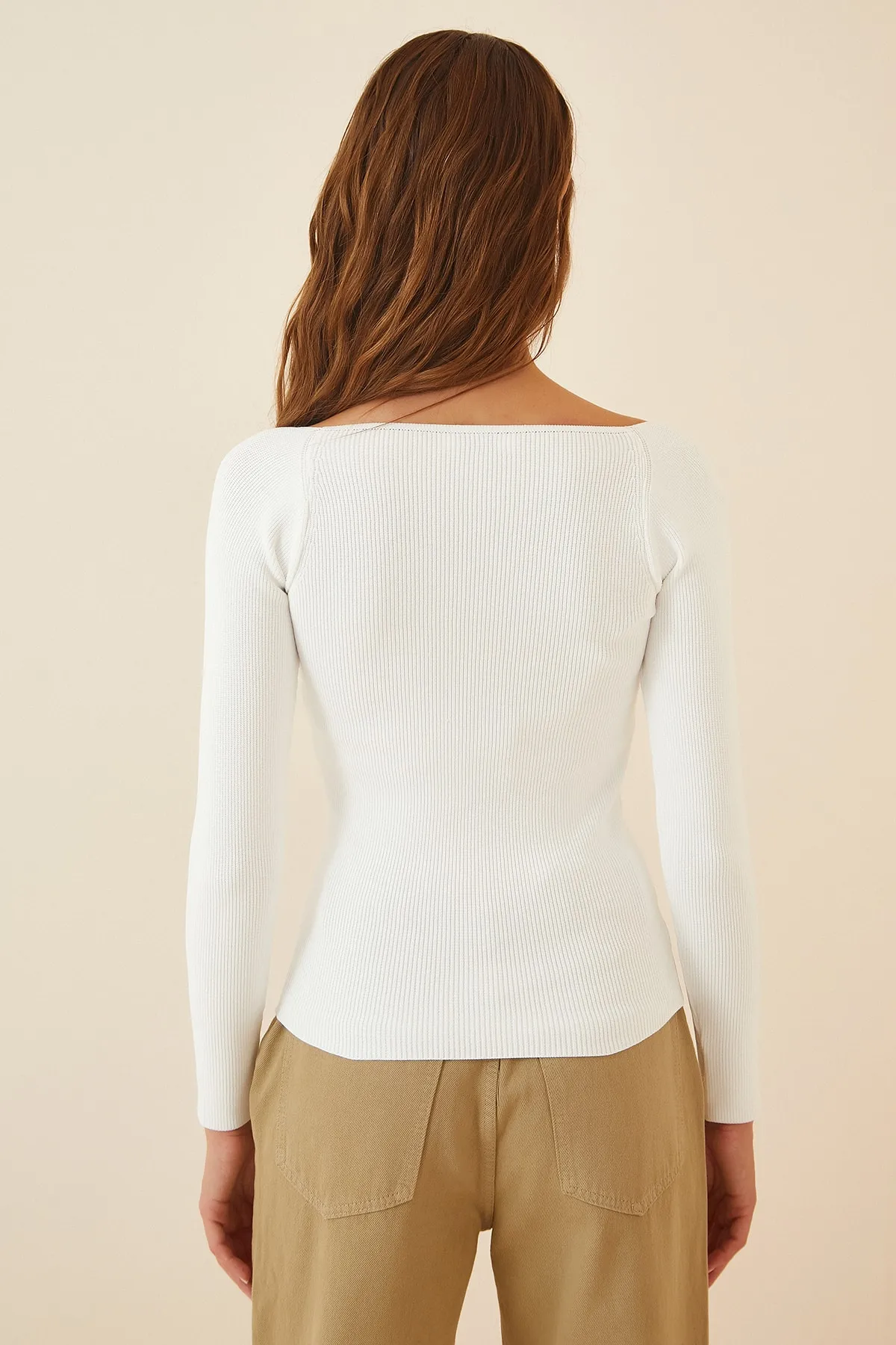 Happiness İstanbul  Weißer Rippstrickpullover mit Herzkragen für Damen US00738