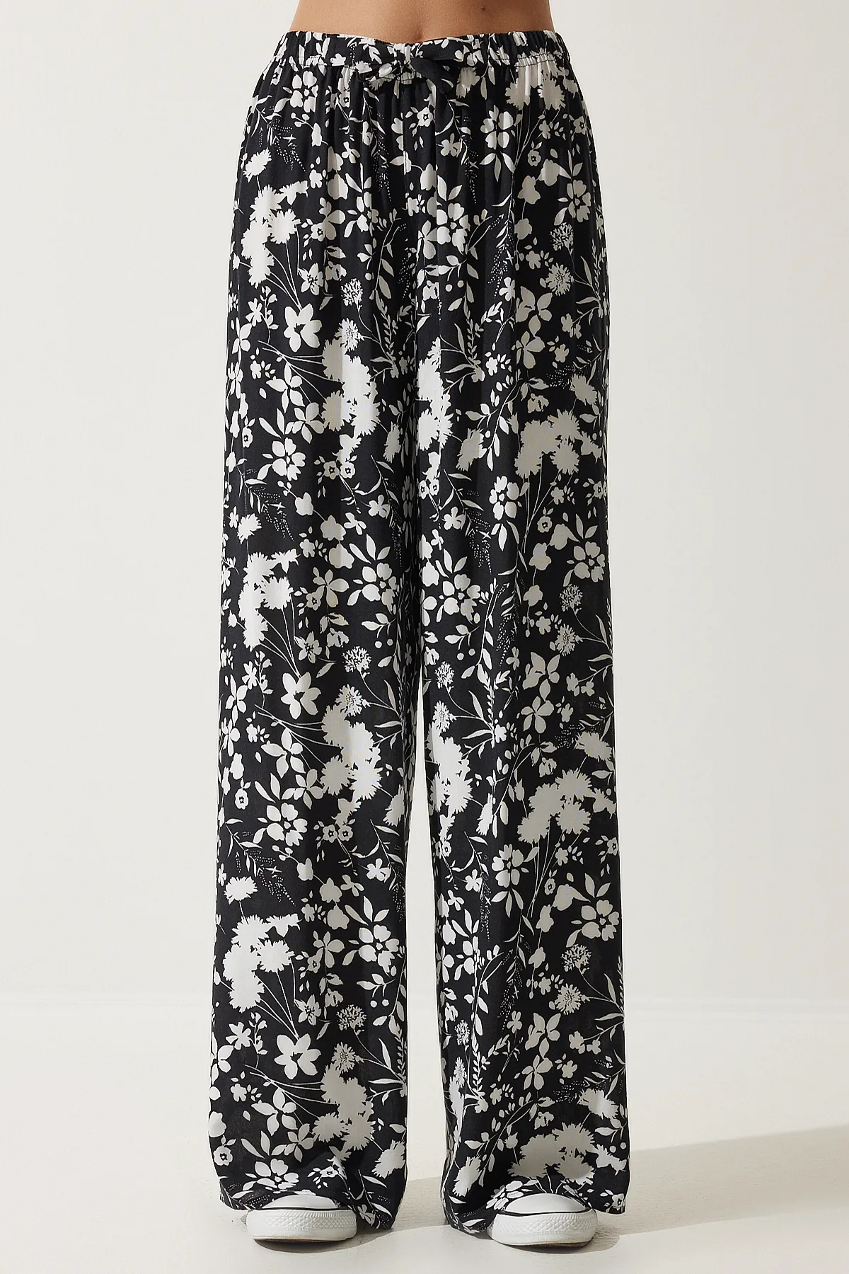 Happiness İstanbul  Schwarze gemusterte Palazzo-Hose aus fließender Viskose für Damen EN00606
