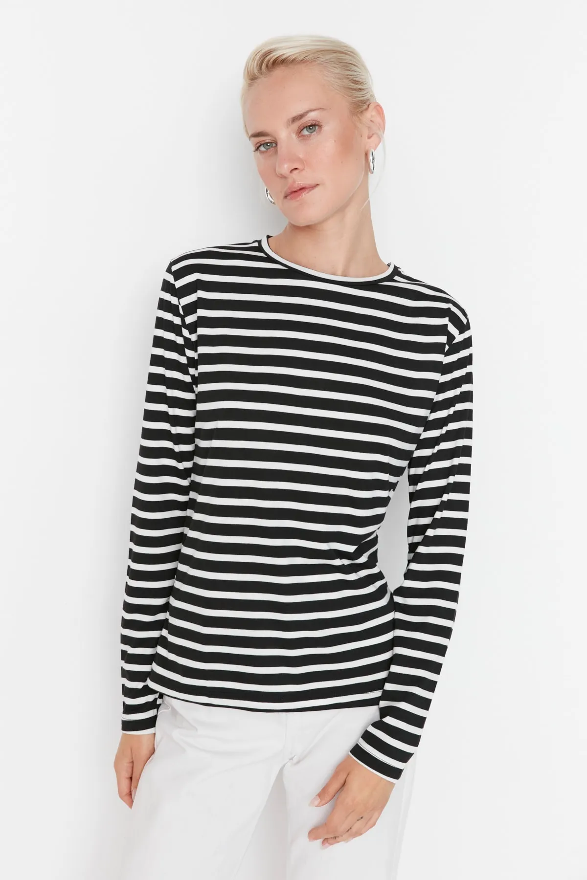 Trendyol Collection  Schwarz gestreiftes Basic-Strick-T-Shirt mit normalem/normalem Muster und Rundhalsausschnitt TWOAW23TS00002