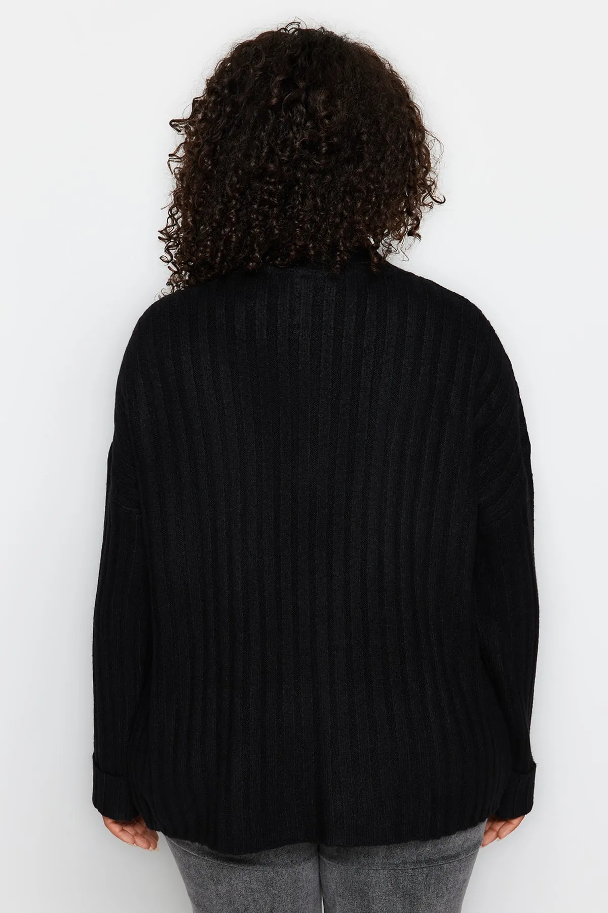 Trendyol Curve  Schwarzer Strickpullover mit Knopfverschluss TBBAW24AN00045