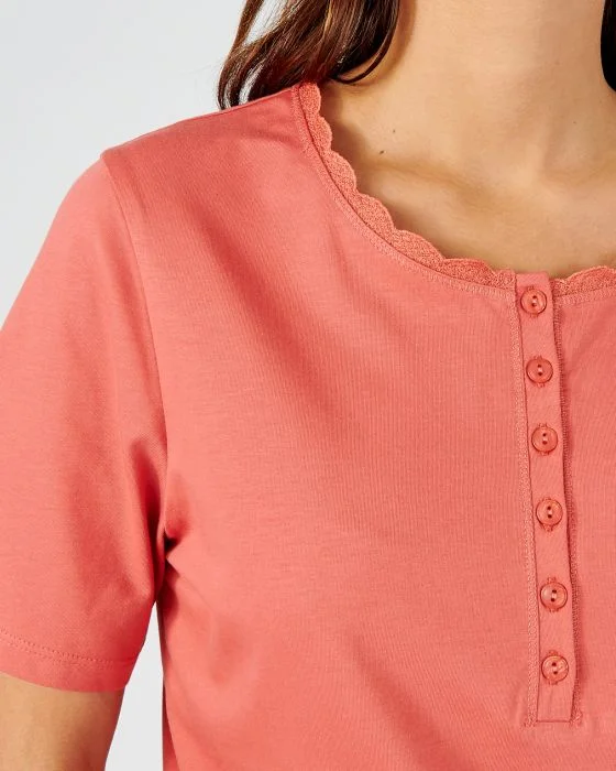 Tee-shirt col rond fantaisie en pur coton.