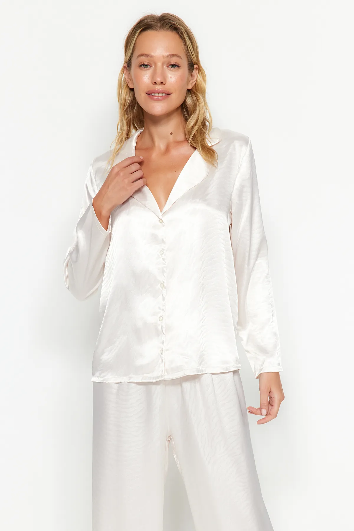 Trendyol Collection  Ecrufarbenes, gewebtes Pyjama-Set aus Hemd und Hose aus Satin mit Tiermuster THMAW24PT00001
