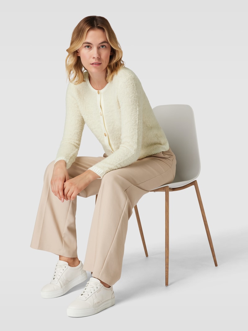 Strickjacke mit Rundhalsausschnitt und Knopfleiste in offwhite