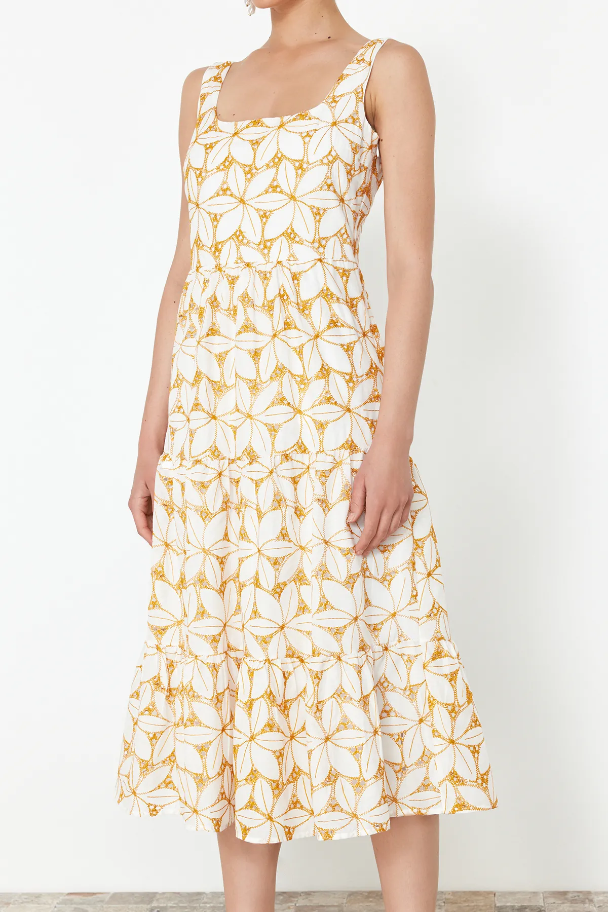 Trendyol Collection  Gelbes Midikleid mit Blumendruck und Stickerei – Öffnung an der Taille, gewebt – TWOSS24EL00796