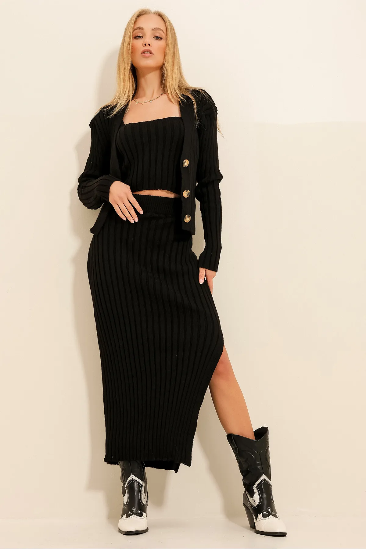 Trend Alaçatı Stili  Schwarzes Damen-Set mit Schlitzrock, Trägertop und Strick-Cardigan, 3-teilig, ALC-X11199