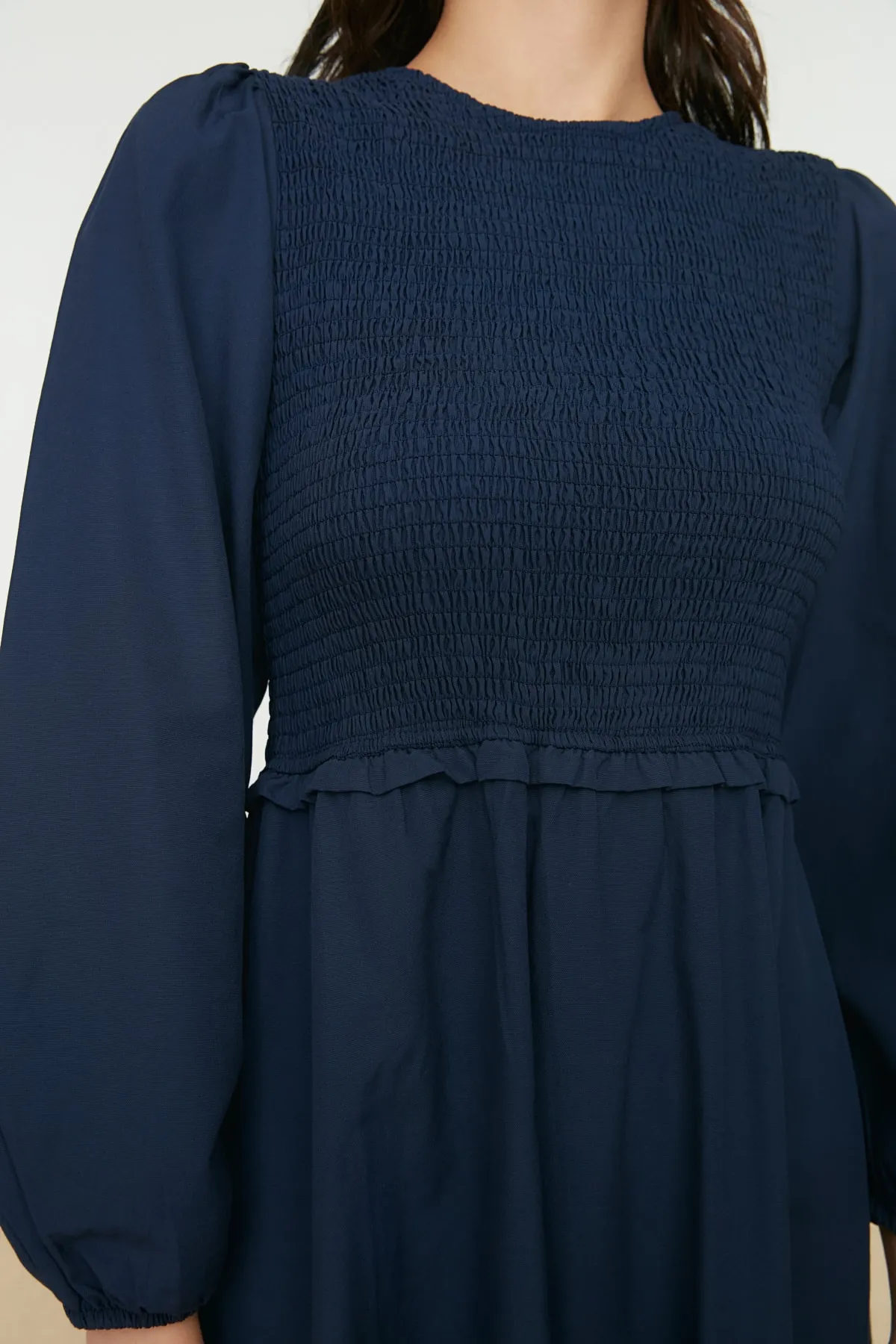 Trendyol Modest  Marineblaues, gewebtes Kleid mit Rundhalsausschnitt und Gipe-Detail TCTAW22EB0109