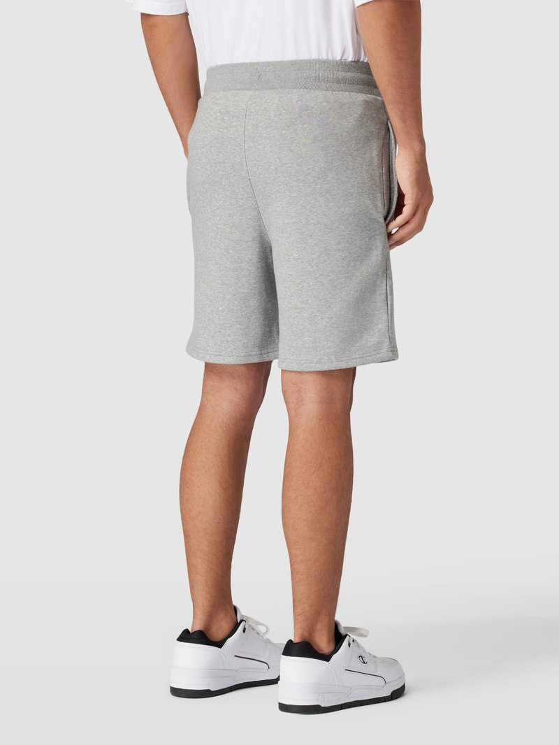 Sweatshorts mit Motiv-Stitching Modell 'LEAGUE ESSENTIALS' in hellgrau meliert