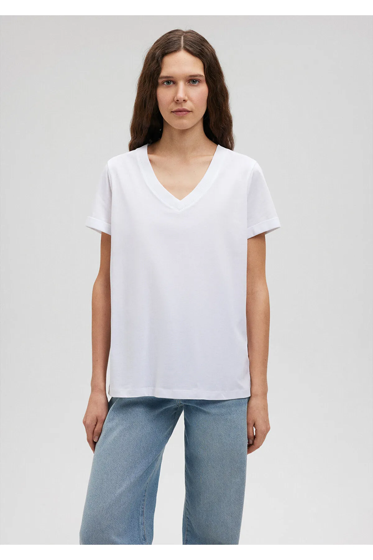 Mavi  Weißes Basic-T-Shirt mit V-Ausschnitt, reguläre Passform / normaler Schnitt 166248-620