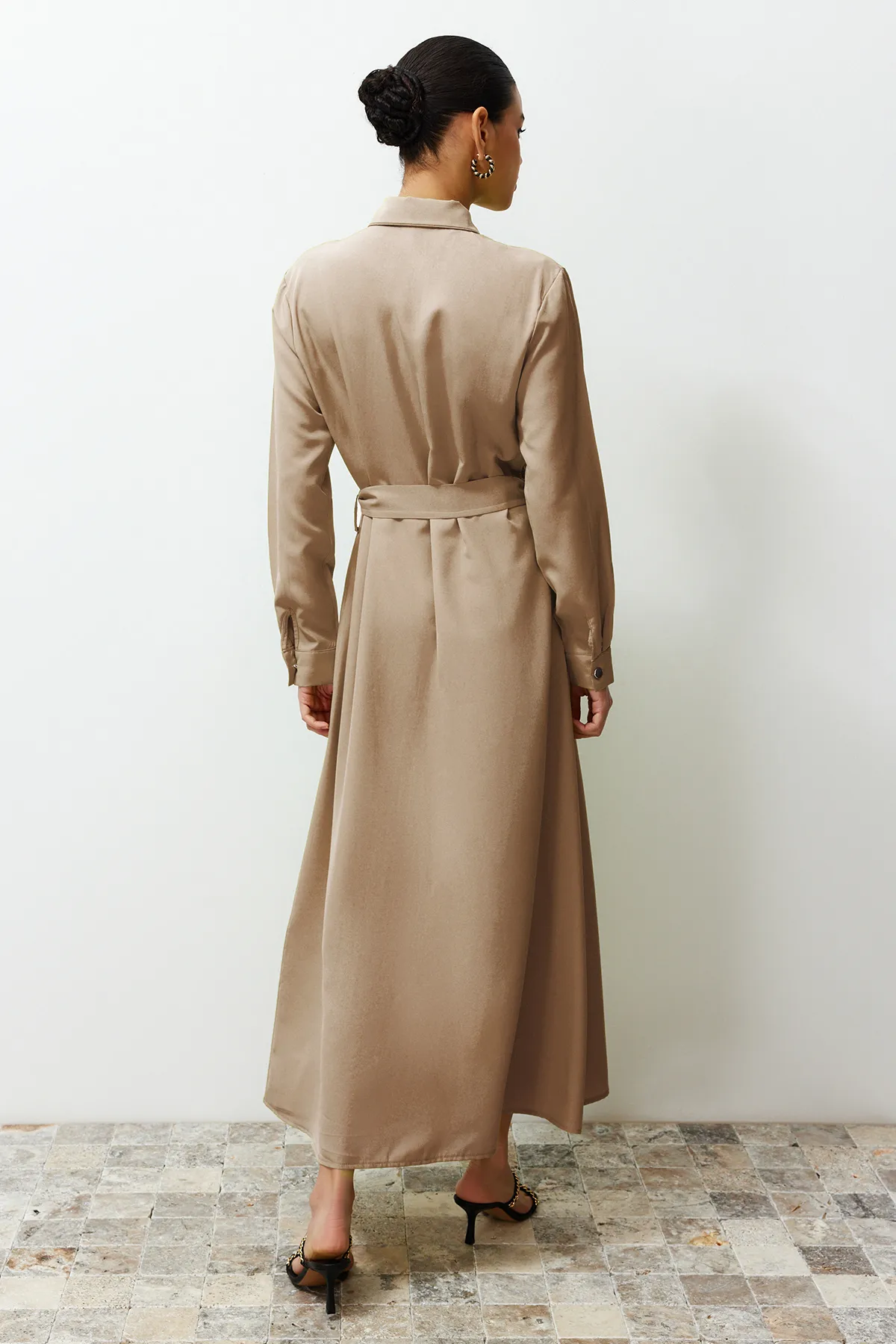 Trendyol Modest  Beiges gewebtes Hemdblusenkleid mit goldenen Knöpfen TCTSS24EB00132