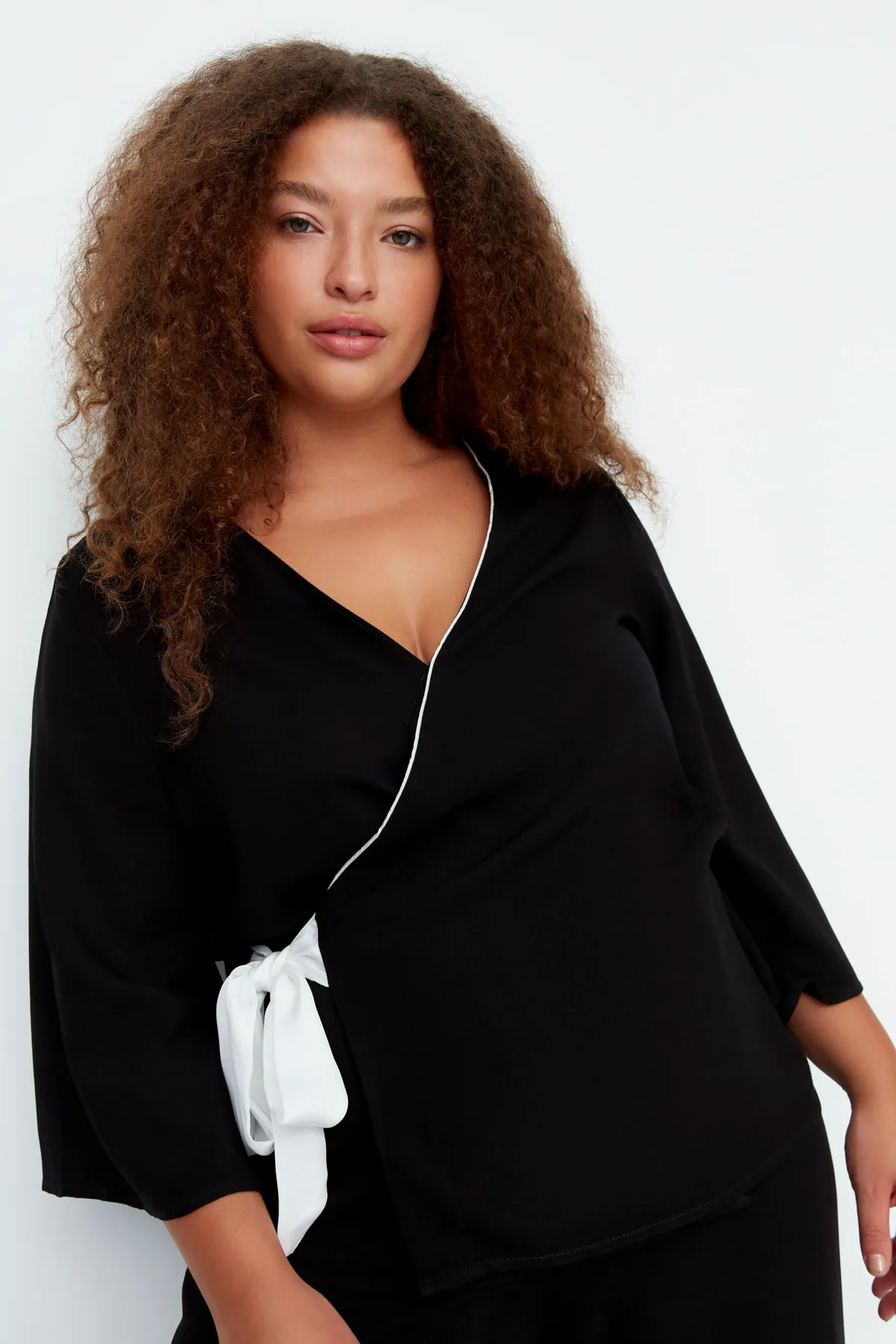 Trendyol Curve  Schwarzes, zweireihiges, gewebtes Pyjama-Set zum Binden mit Kragen TBBAW23AI00032