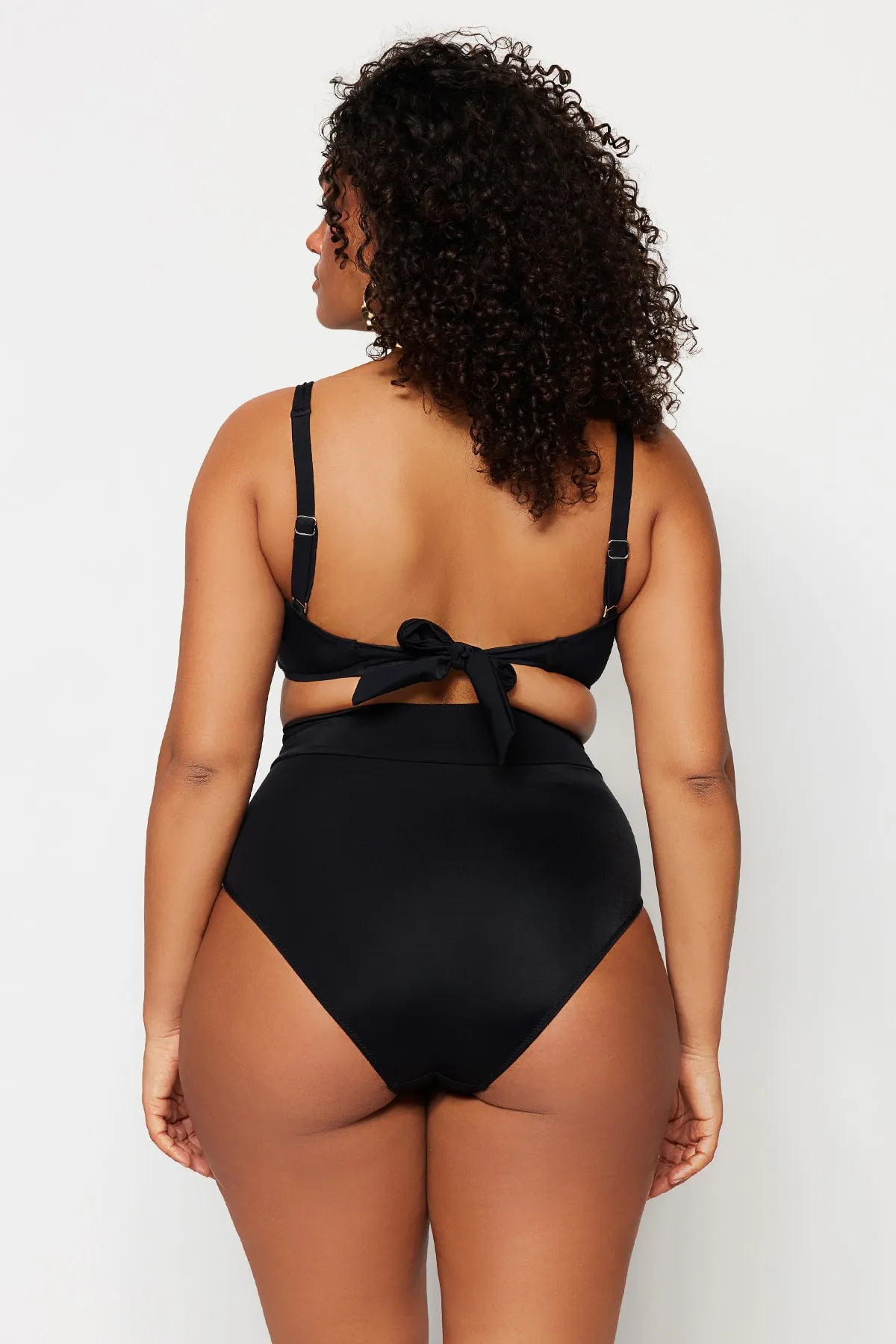 Trendyol Curve  Schwarze Bikinihose mit hoher Taille, schrägem Detail und schlankmachendem Effekt