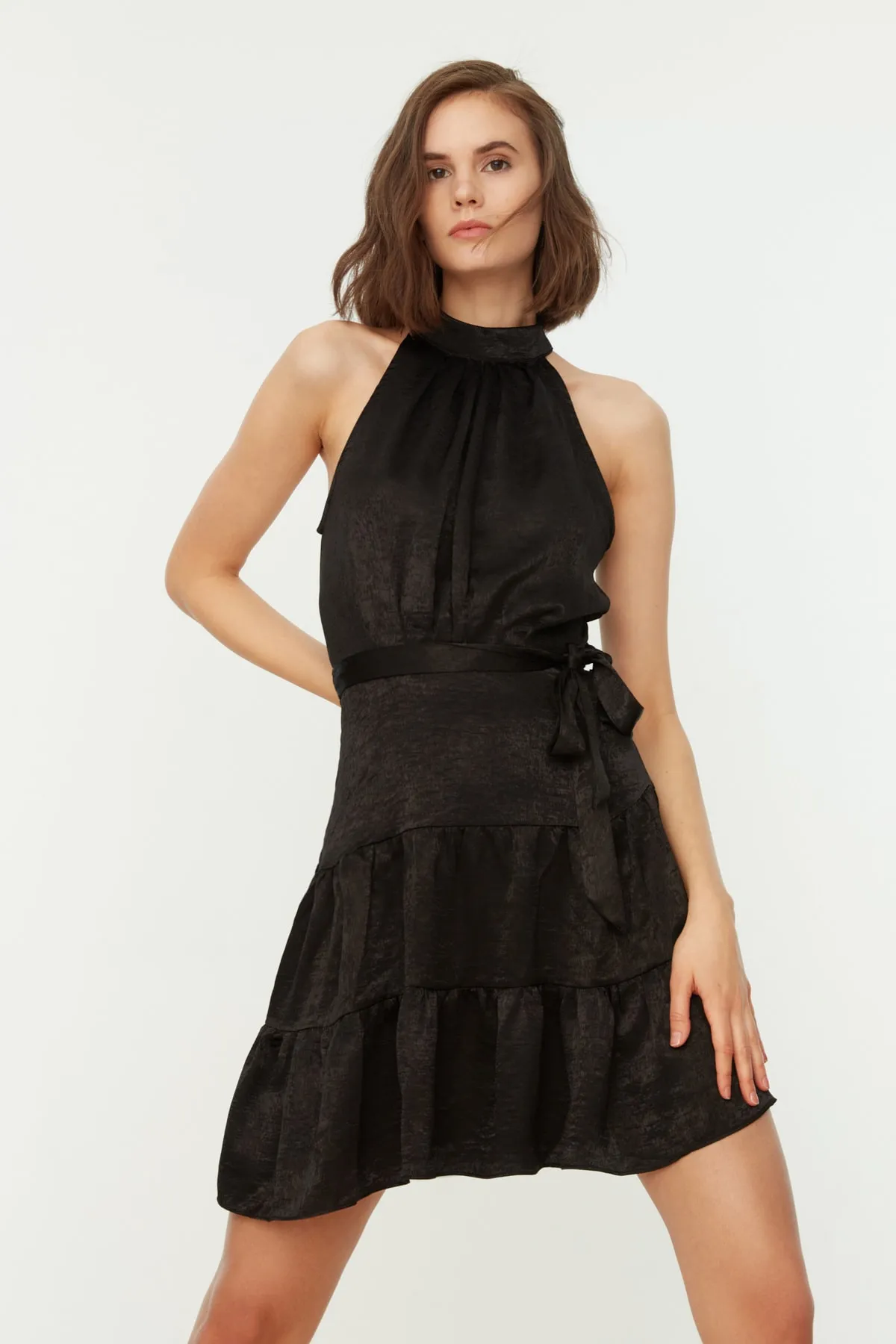 Trendyol Collection  Schwarzes Mini-Webkleid mit Gürtel TWOSS20EL2490