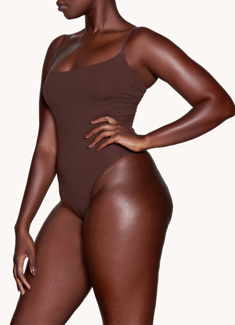 SKIMS, un perizoma elasticizzato che si adatta a tutte le forme del corpo.