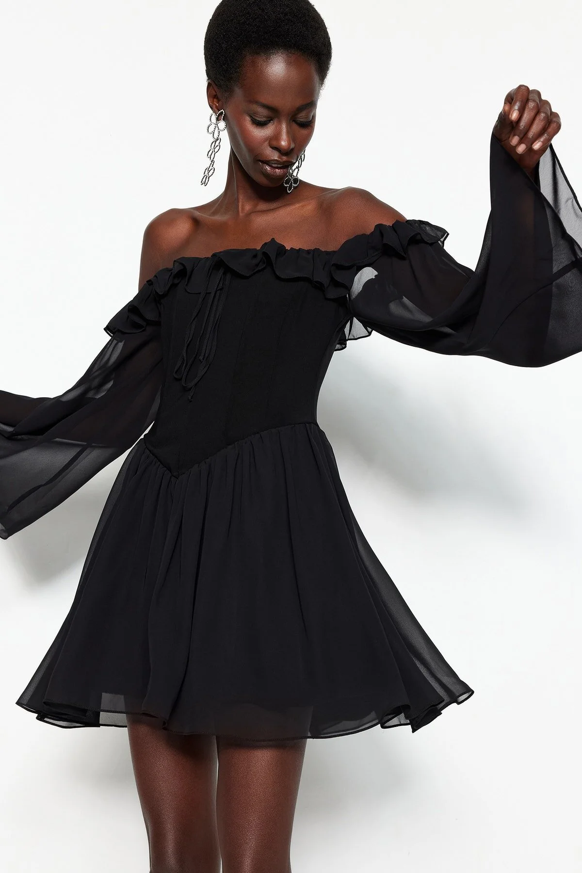 Trendyol Collection  Schwarzes elegantes Abendkleid aus Chiffon mit offener Taille/Skater-gefüttertem Volant TPRSS23EL00096