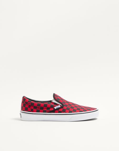 Tênis slip-on Valentino Garavani e Vans em tecido com estampa xadrez do logo V.