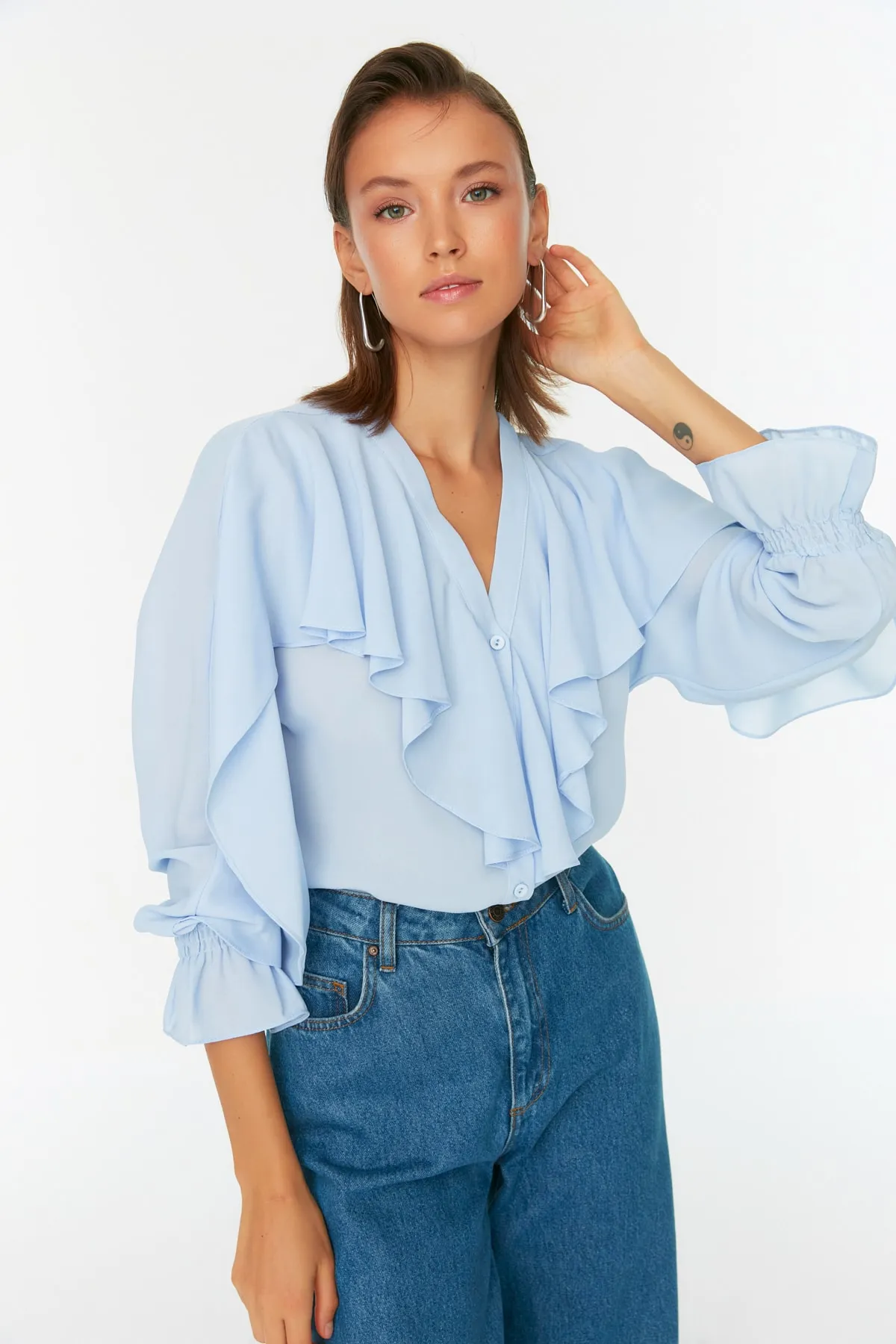 Trendyol Collection  Blaue Chiffonbluse mit gewebtem Volant TWOAW22BZ0562