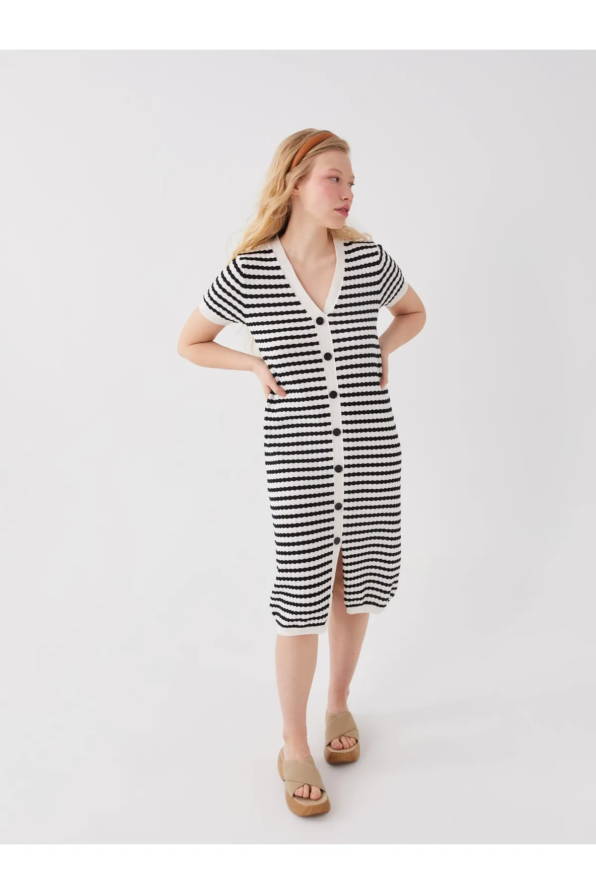 LC Waikiki  Gemustertes, kurzärmliges Damenkleid mit V-Ausschnitt
