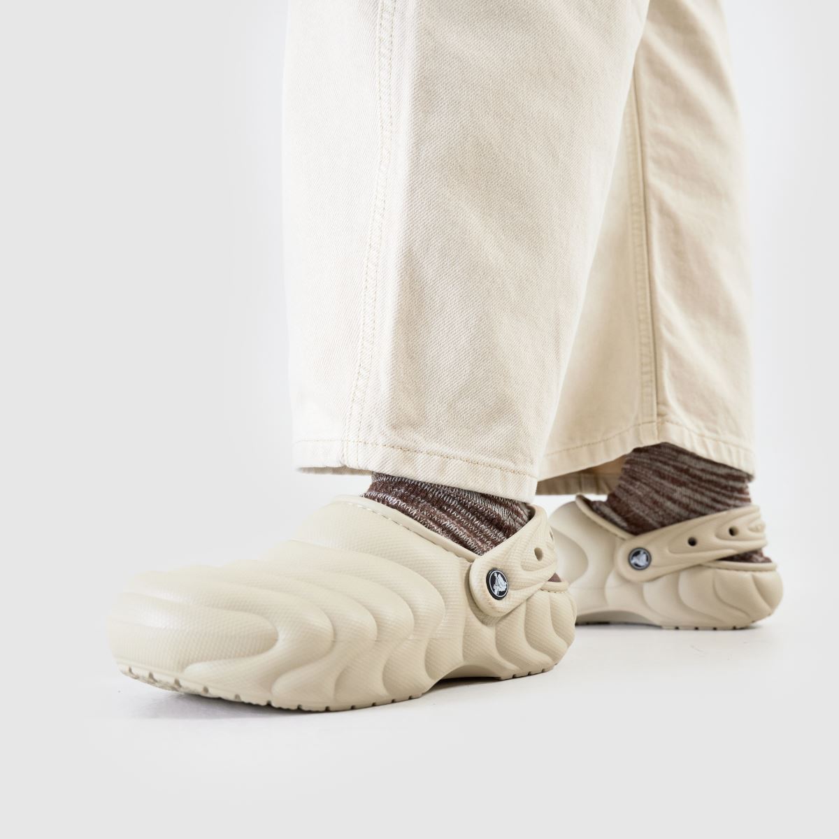 Crocs Classic Lined overpuff klumpa szandál bézs színben