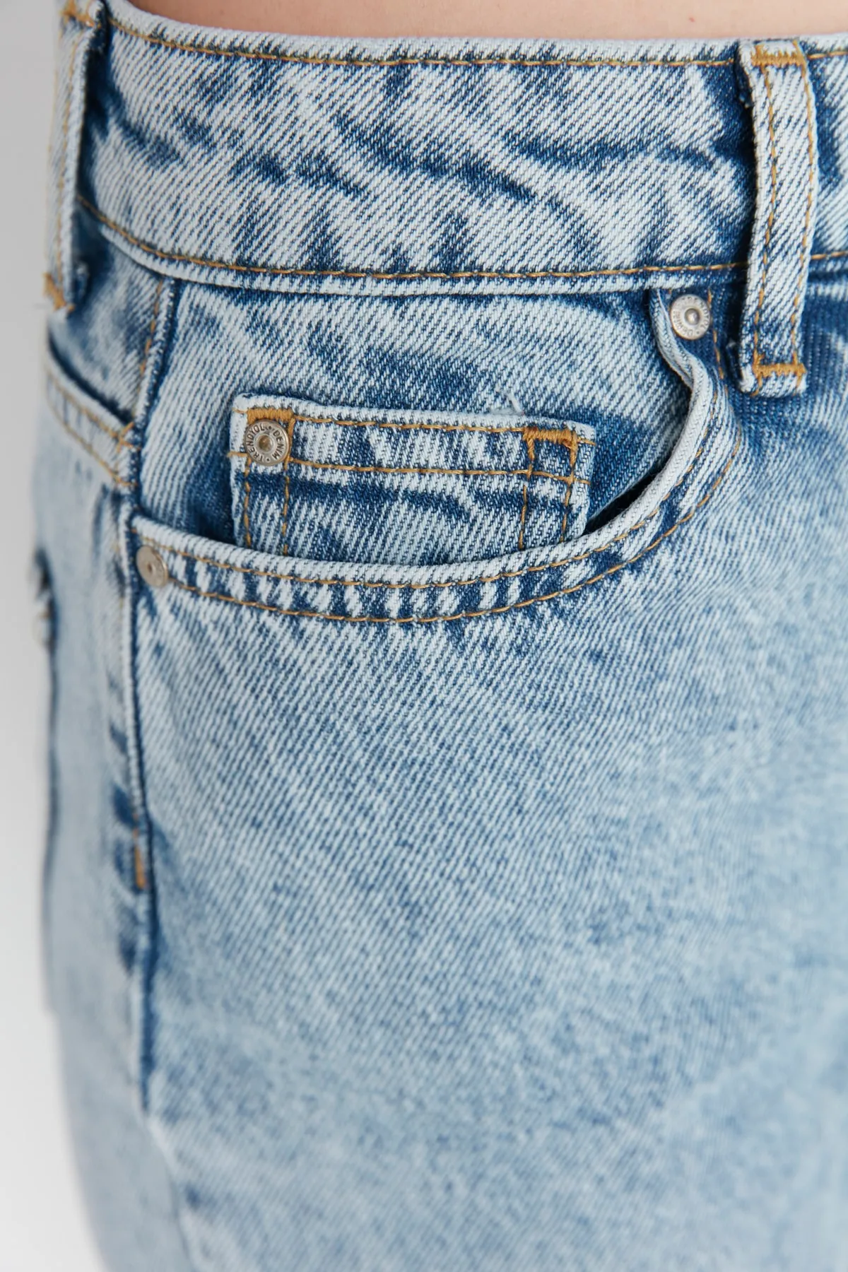 Trendyol Collection  Hellblaue Mom-Jeans mit hoher Taille TWOAW23JE00193