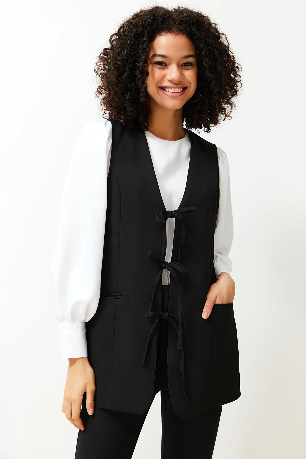 Trendyol Modest  Schwarze gewebte Weste mit Bindeverschluss vorne TCTSS24YL00003