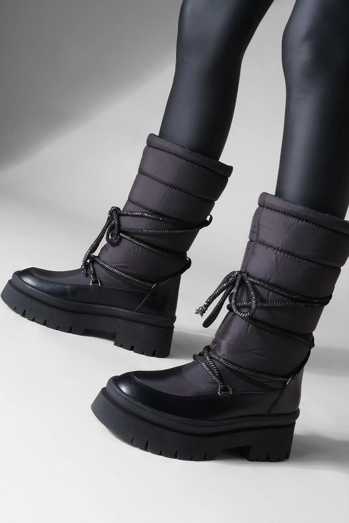 Marjin  Damen-Schneestiefel mit dicker Sohle und Schnürung aus Fell an der Innenseite von Armen schwarz