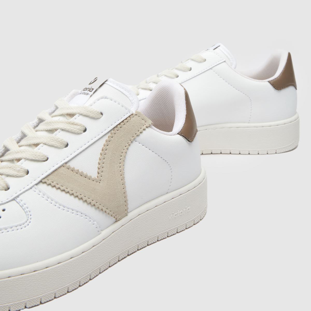 Victoria Madrid-sneakers i vitt och beige