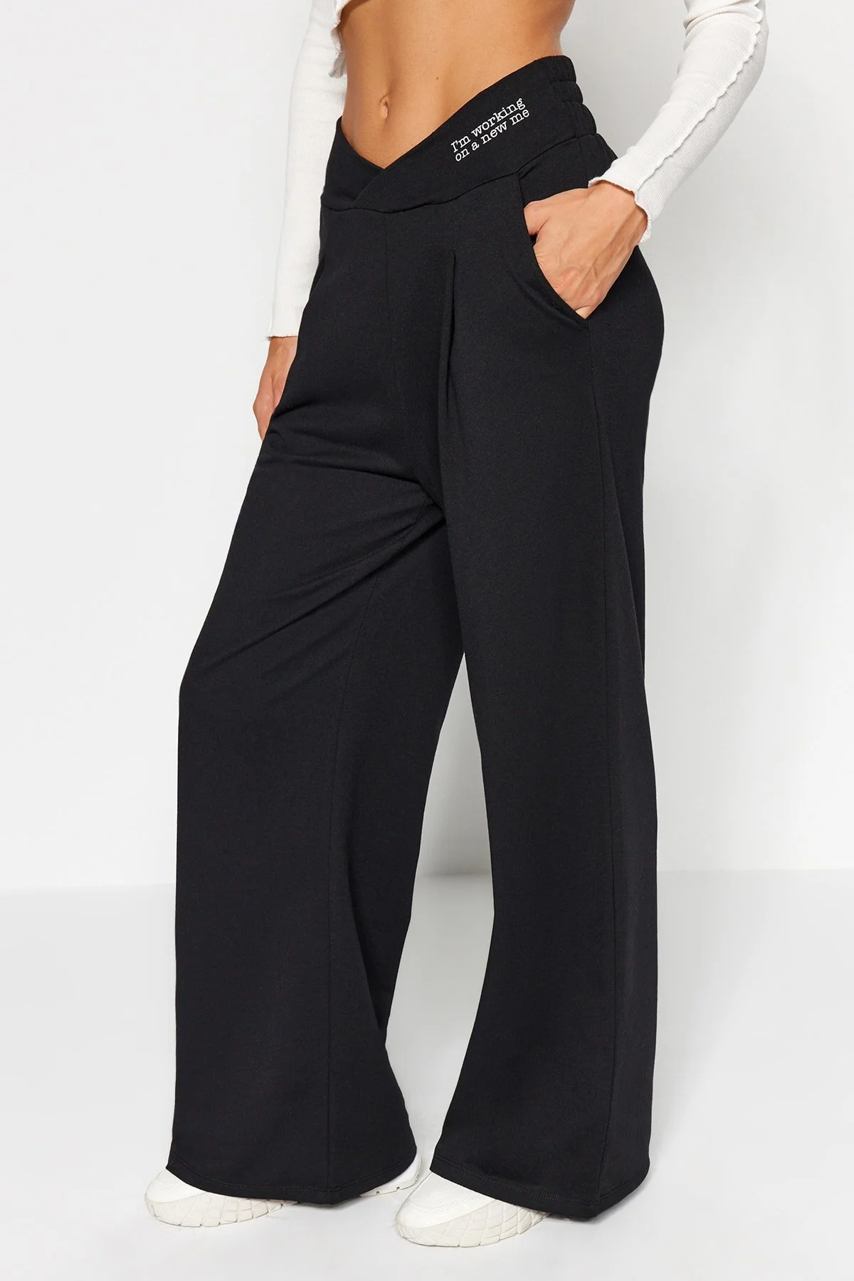 Trendyol Collection  Schwarze, bedruckte, detaillierte Strickhose mit weitem Bein und entspanntem Schnitt und asymmetrischer Taille TWOAW23PL00389