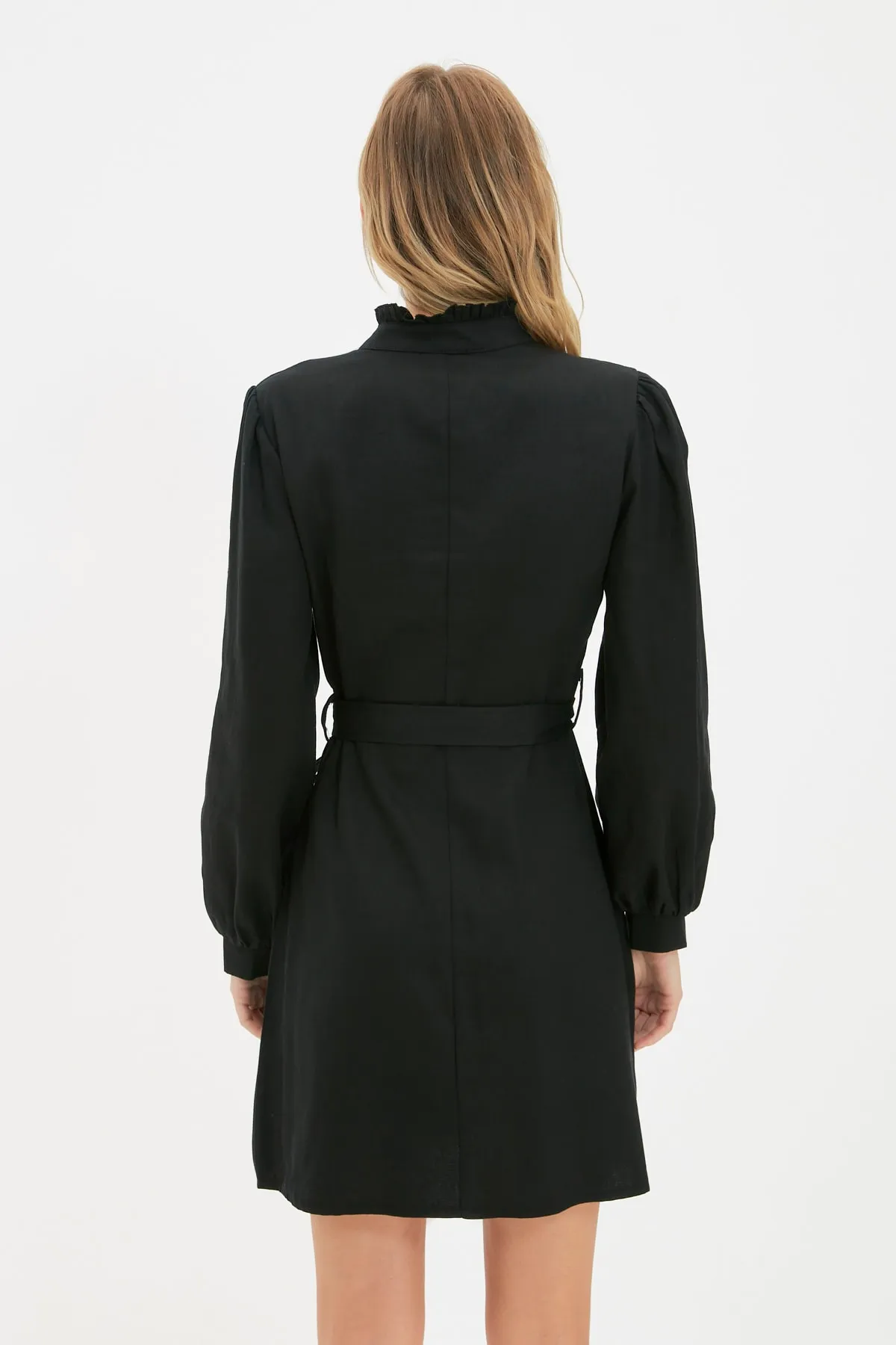 Trendyol Collection  Schwarzes Webkleid mit hohem Kragen TWOAW22EL1346
