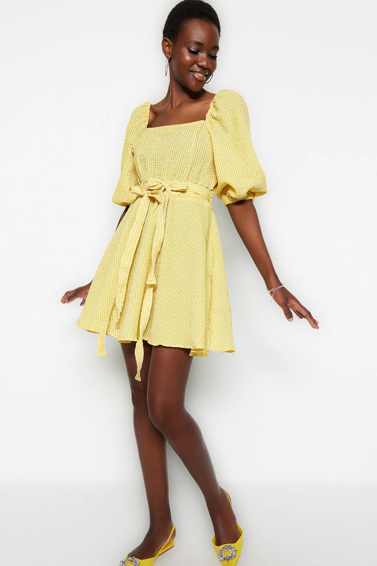 Trendyol Collection  Gelbes kariertes Mini-Webkleid mit Gürtel TWOAW22EL0051