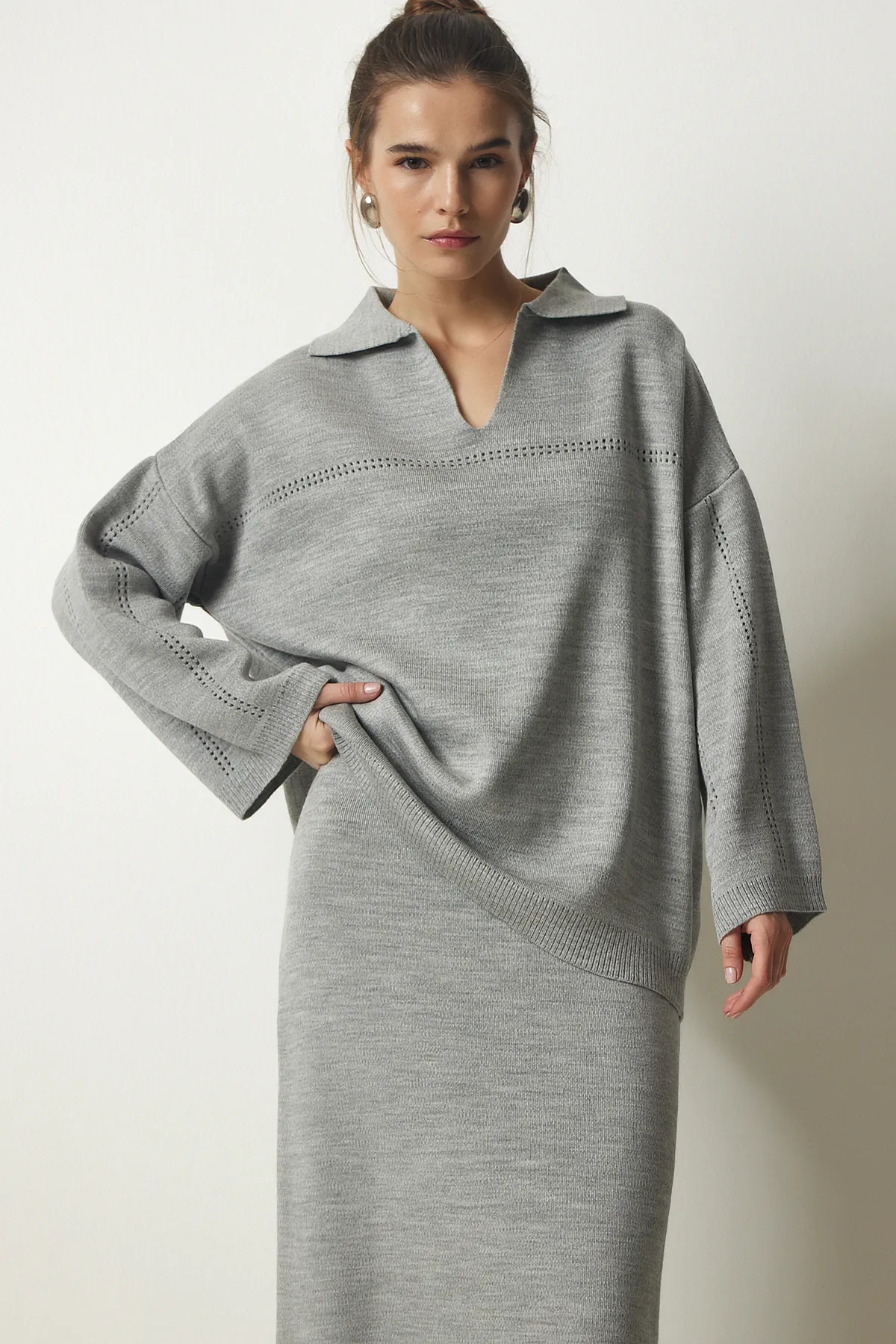 Happiness İstanbul  Graues Damen-Set mit Polokragen und stilvollem Strickpullover und Rock YY00186