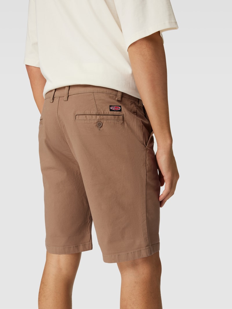 Bermudas mit Paspeltaschen in taupe