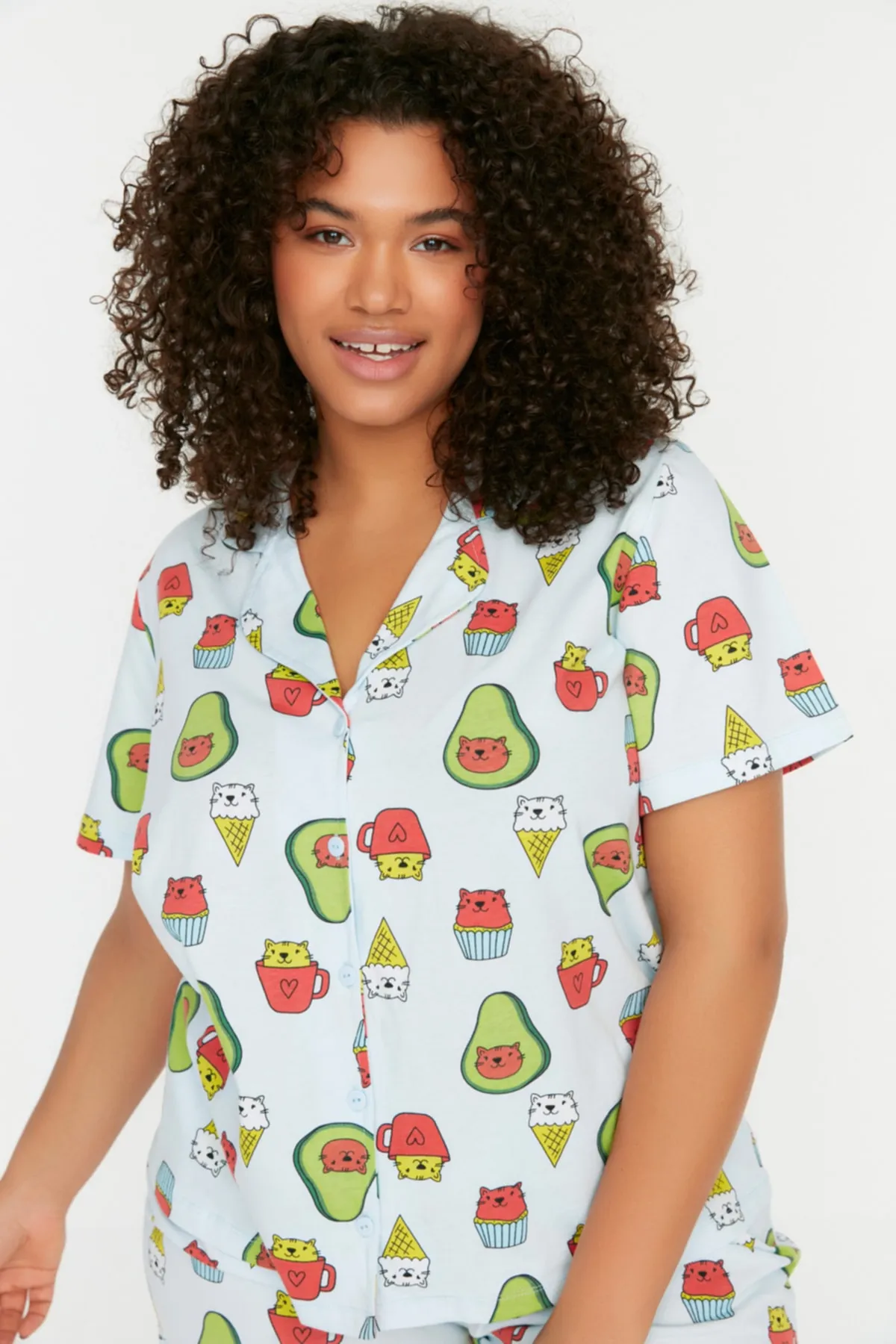 Trendyol Curve  Blaues bedrucktes Pyjama-Set aus Strick mit Knöpfen TBBSS22PT0707