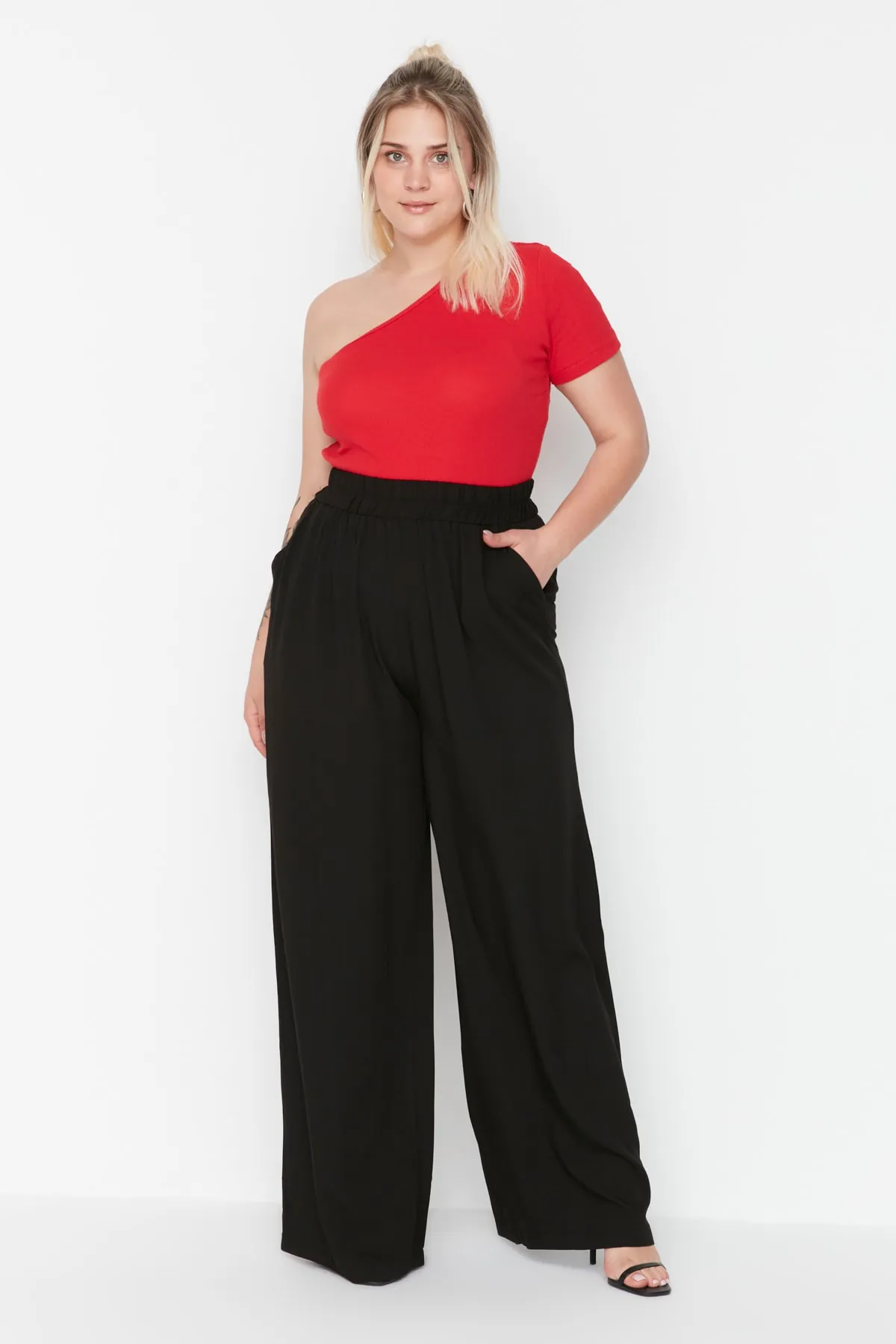 Trendyol Curve  Schwarze Hose aus gewebter Viskose TBBSS22PL00013