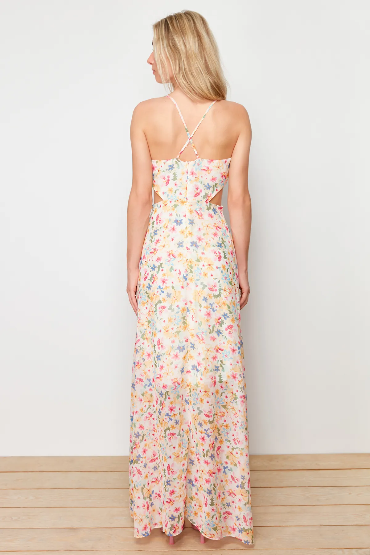 Trendyol Collection  Rosa A-Linien-gefüttertes Maxi-Webkleid mit Fensterausschnitt/Ausschnitt und detailliertem Blumendruck TWOSS20EL1270