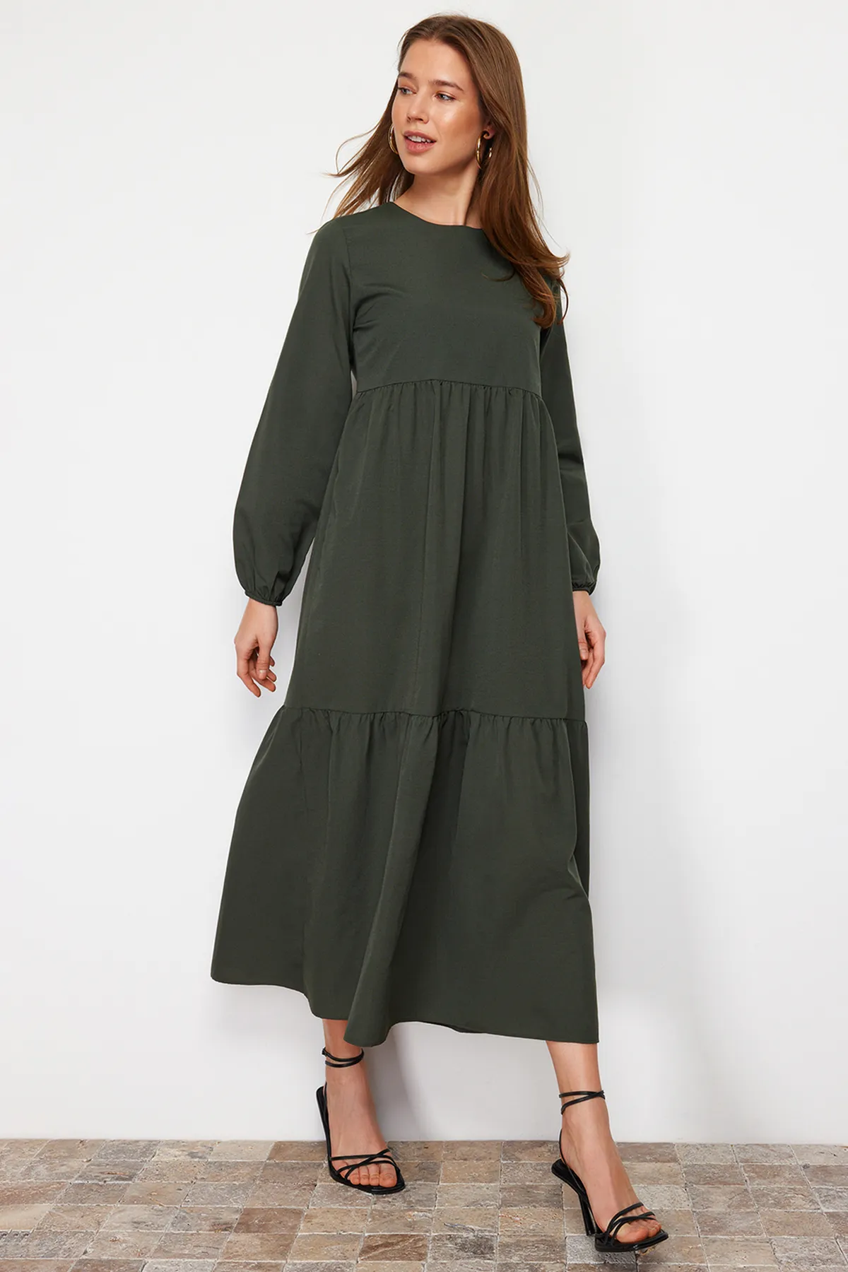Trendyol Modest  Khakifarbenes, gewebtes Baumwollkleid mit weitem Schnitt und Raffung TCTSS21EL3406