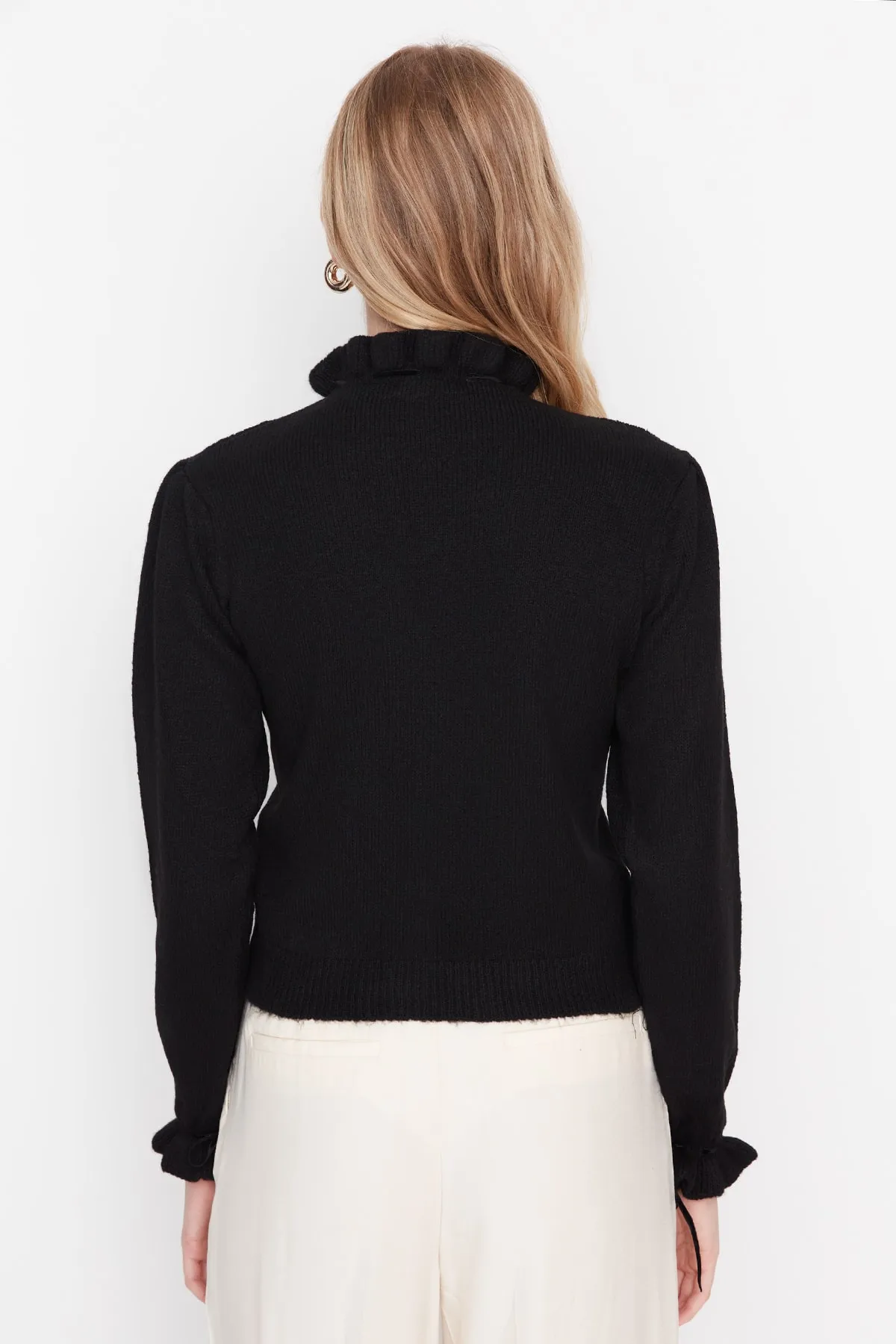 Trendyol Collection  Schwarzer Strickpullover mit weicher Struktur und Lochmuster TWOAW21KZ2355